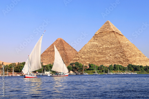 Cuadro en lienzo Great Pyramids of Chephren and Cheops and traditional sailing boat felucca, Nile river, Egypt