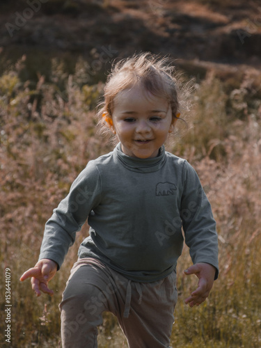 Portrait enfant dans les herbes hautes dans la nature