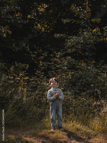 Portrait d'un enfant garçon dans la nature