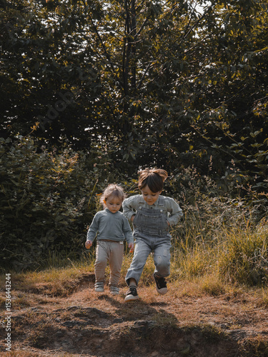 Portrait de deux enfants dans la nature