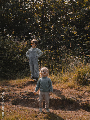 Portrait de deux enfants dans la nature