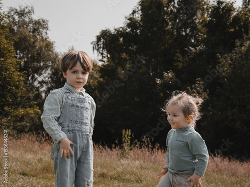 Portrait de deux enfants dans la nature