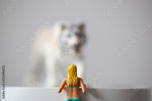 Frau vor weissem Löwe