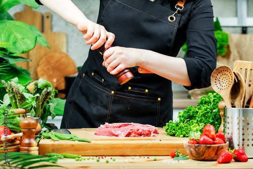 Schilderij op canvas Chef food blogger cooking meat in the kitchen
