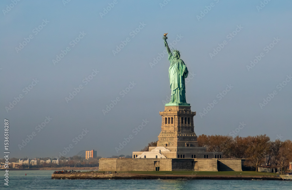 Fototapeta premium Estatua de la Libertad, La Libertad Iluminando al Mundo, Estados Unidos. La famosa estatua neoyorquina se encuentra en la Isla Ellis. Estados Unidos.