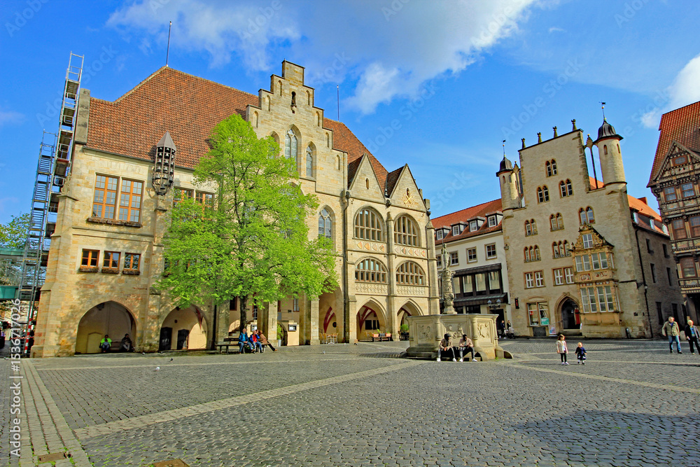 Naklejka premium Hildesheim. Rathaus am Marktplatz mit Rolandbrunnen (1325/Niedersachsen)