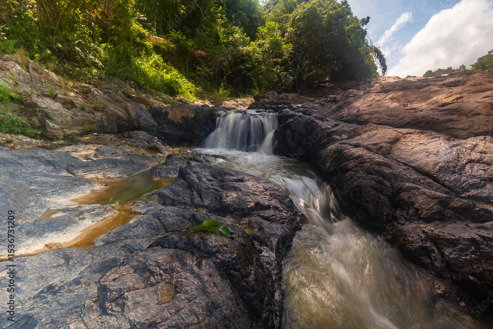 Obraz premium waterfall cascades over the rocks