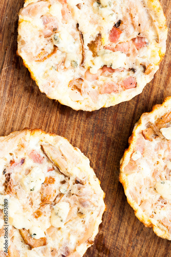 Mini quiches with bacon and mushrooms