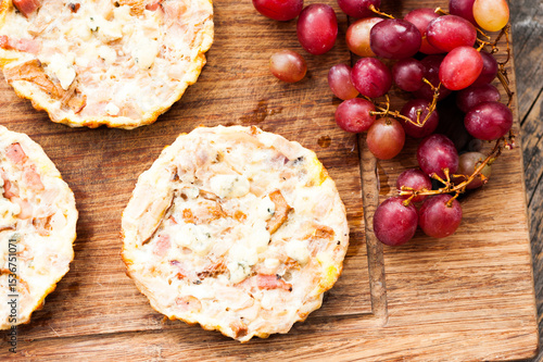Mini quiches with bacon and mushrooms