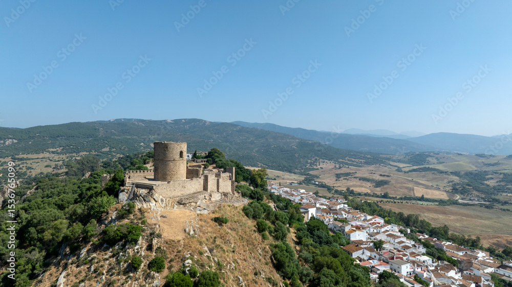 Fototapeta premium Vista aérea del castillo de Jimena de la Frontera en el parque natural de los alcornocales en la provincia de Cádiz, Andalucía 