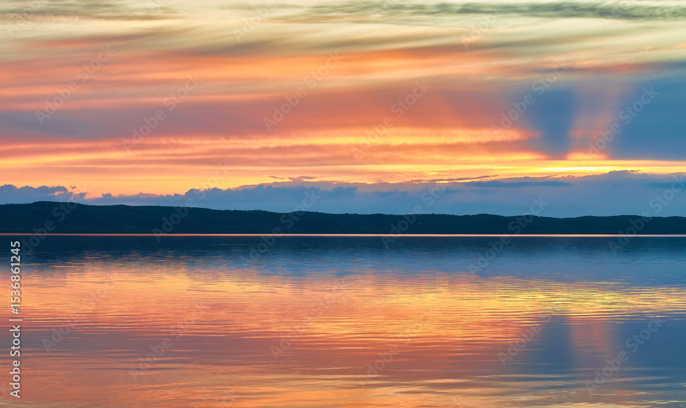 Obraz premium Late Evening Twilight Over Calm Reflecting Lake