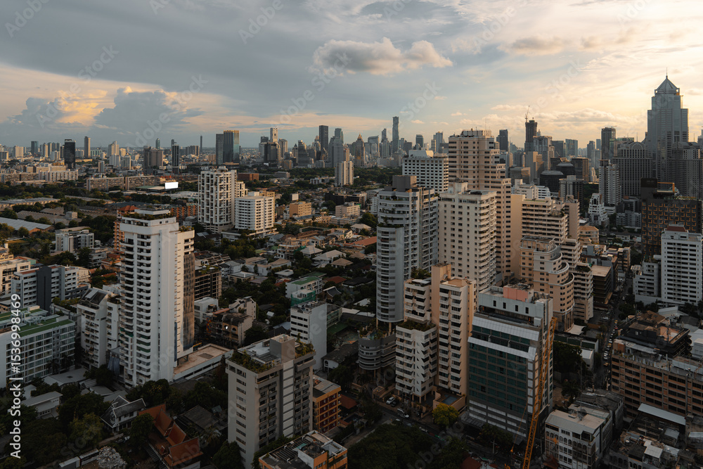 Fototapeta premium Skyline at Sunset with Urban High-Rise Buildings