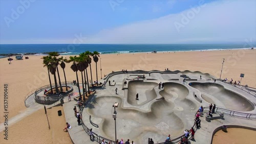 Personas disfrutando en un skate park en la playa.