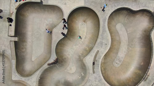 Skate park en la playa con personas jugando.