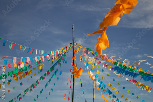 Cuadro en lienzo Um conjunto de bandeirolas coloridas penduradas com céu ao fundo