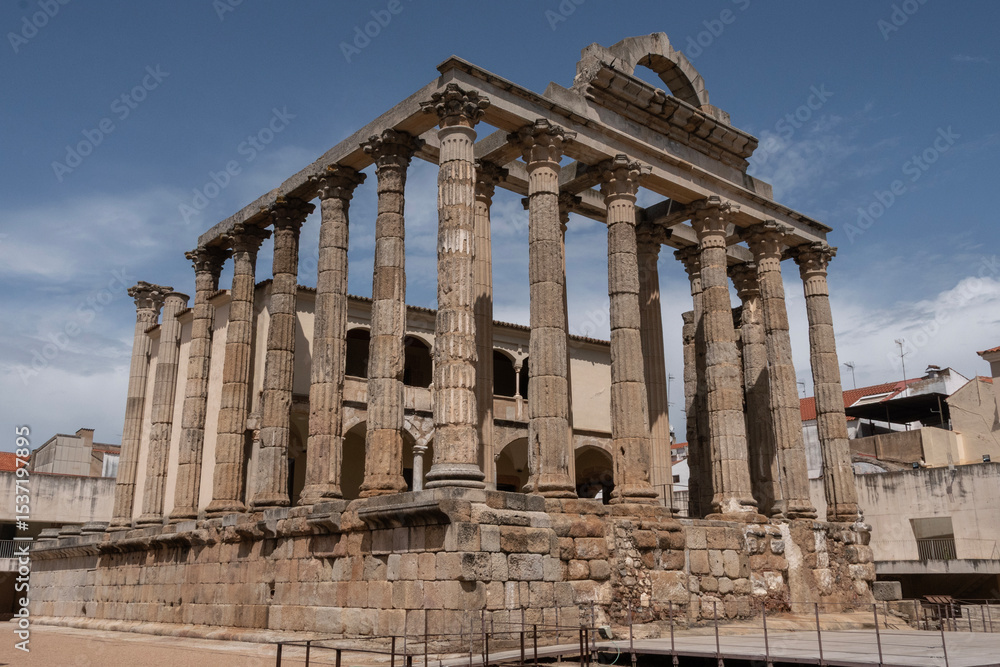 Vista del templo romano de Diana en Mérida, Extremadura Vista del templo romano de Diana en Mérida, Extremadura