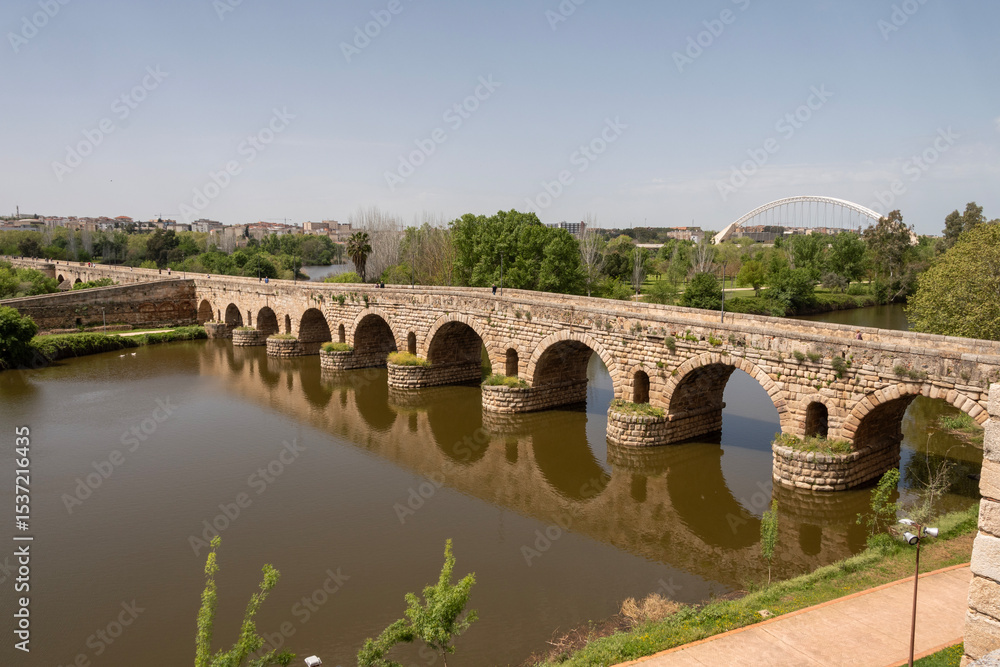 Fototapeta premium Puente romano de Mérida sobre el río Guadiana, Extremadura