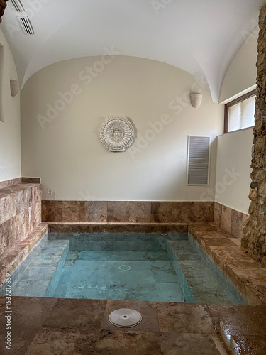 Vista interior de unos baños históricos restaurados en Mérida, Extremadura