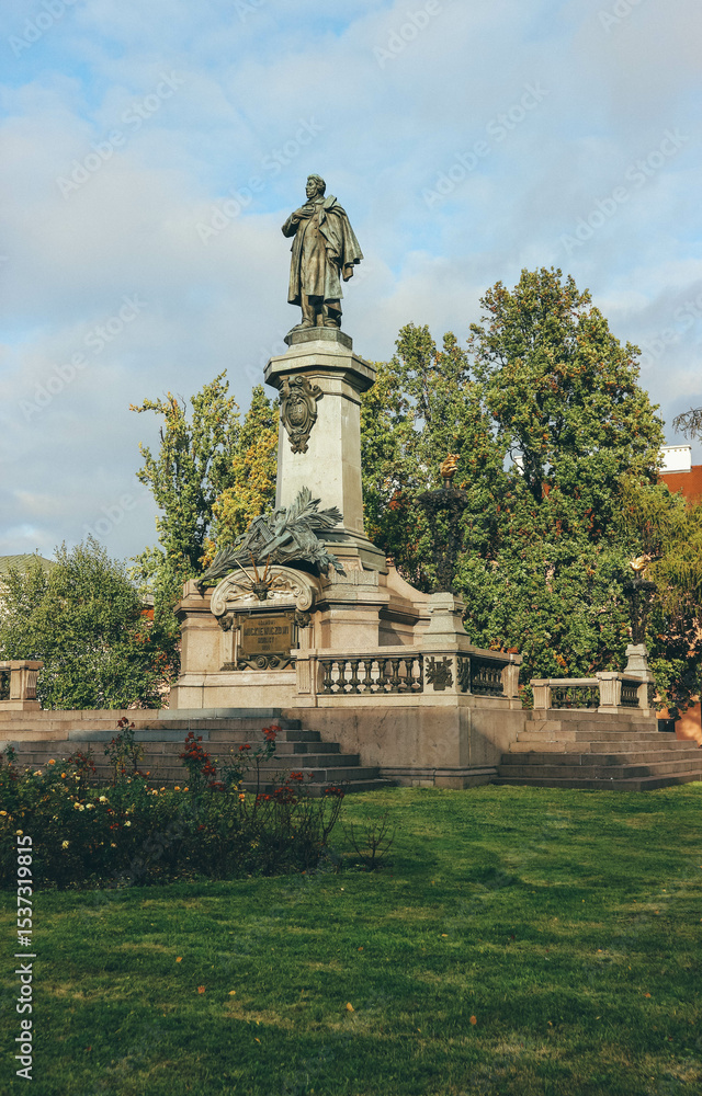 Fototapeta premium statue in the park of warsaw city hall