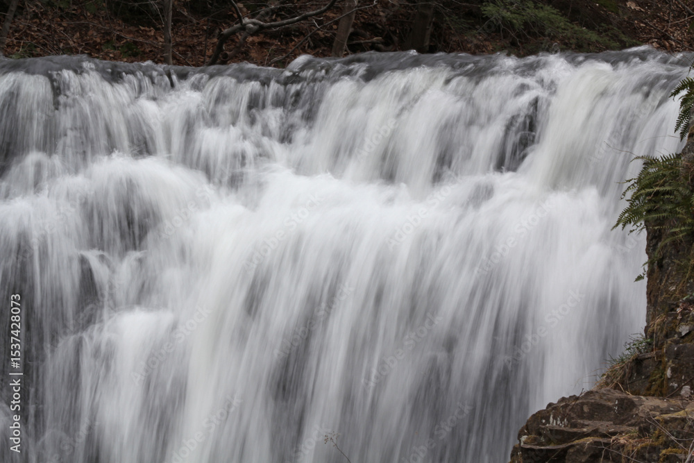 Obraz premium Tumbling cascade of Wadsworth Falls in Middlefield, Connecticut in springtime.