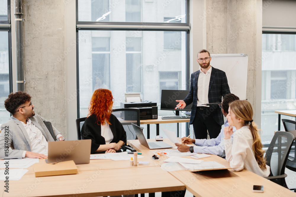 Obraz premium Business team meeting: manager leading a presentation in the office