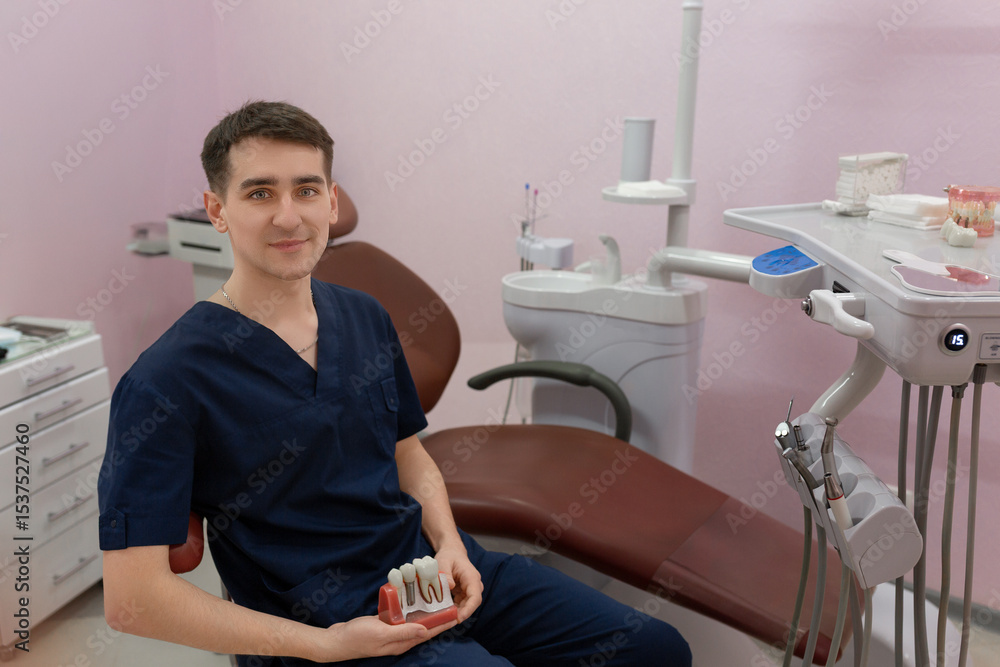 Obraz premium Dentist in his office holding a teeth model