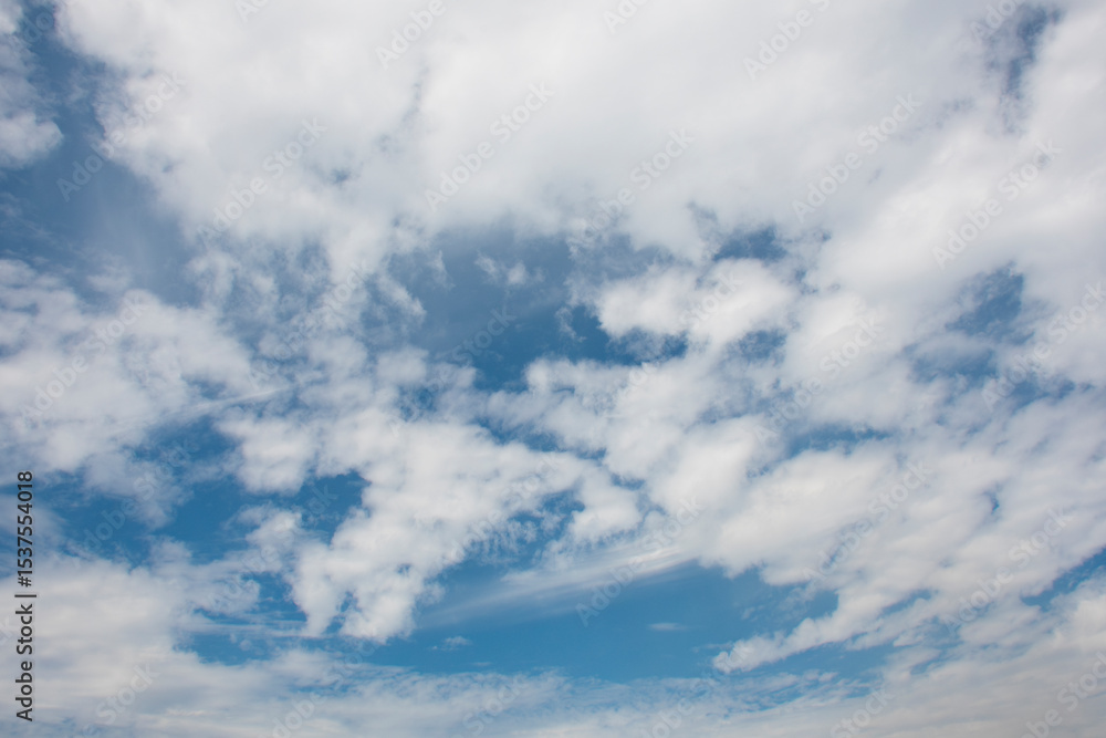 Obraz premium 雲の多い春の青空