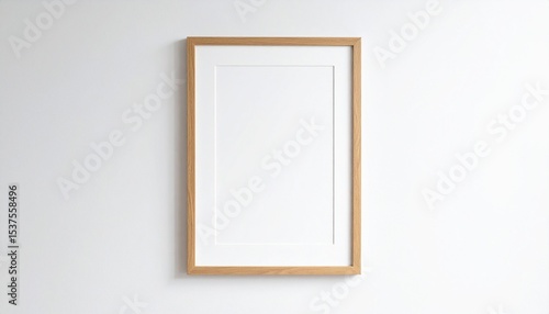 クラシック額縁の壁面モックアップ／室内インテリア背景