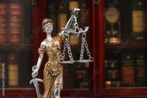 Concepto legal y jurídico, estatua de la Dama de la Justicia con una  balanza en la mano
