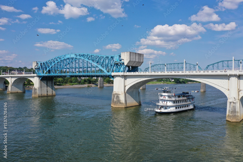 Naklejka premium Chattanooga Tennessee, bridge and downtown