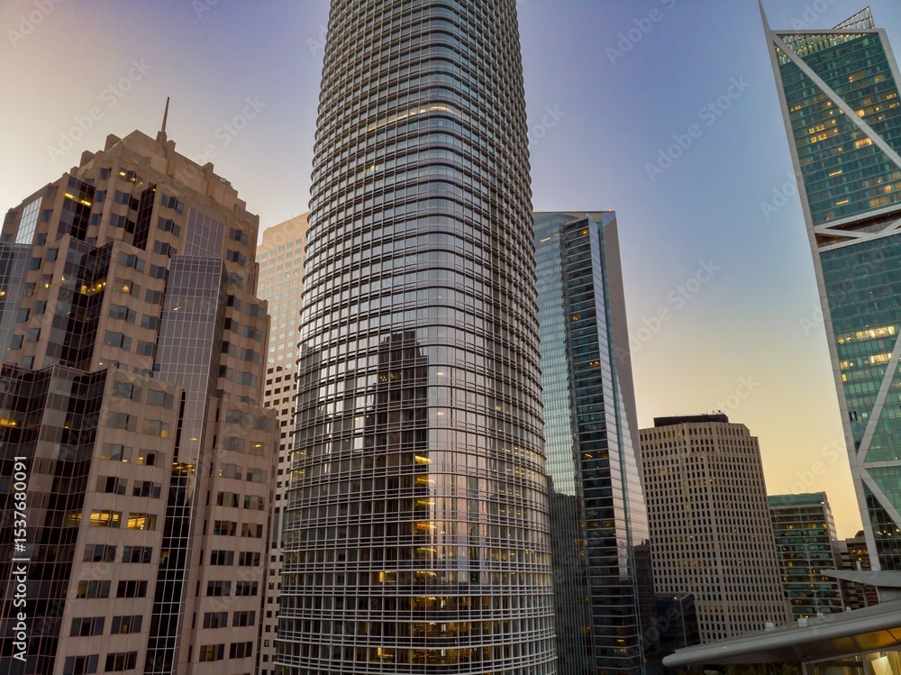 Obraz premium Skyscrapers rise in San Francisco showcasing modern architecture and urban development. The buildings reflect the city's economic power and innovation. San Francisco, California, USA
