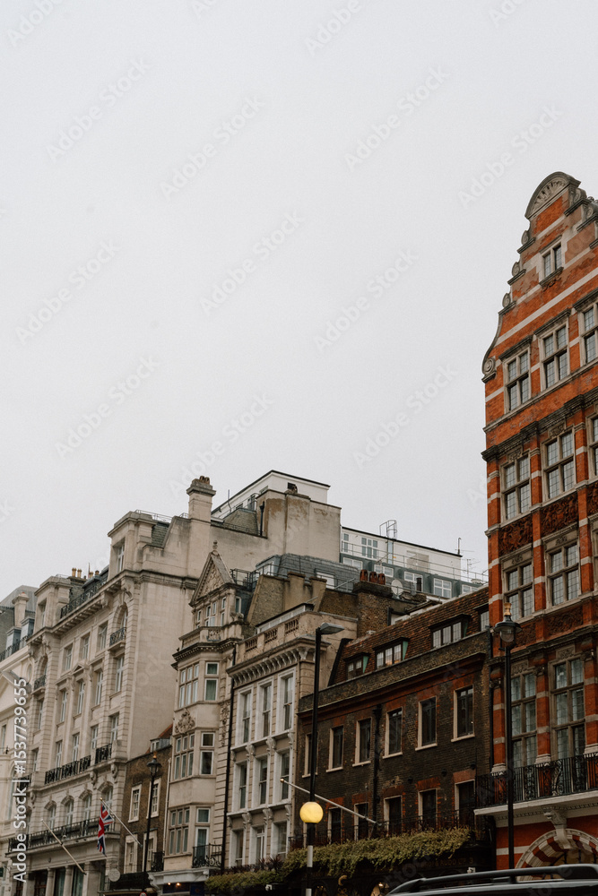 Fototapeta premium Historic Building Facades on Overcast Day – London, United Kingdom