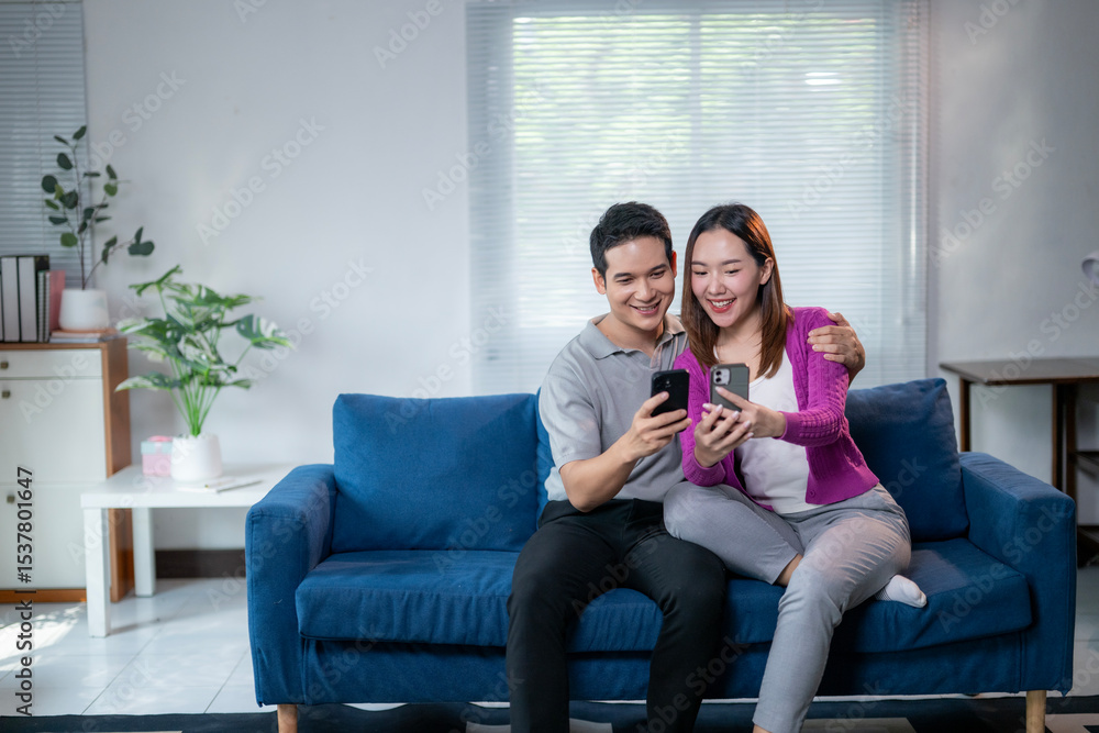 Obraz premium A man and a woman are sitting on a blue couch