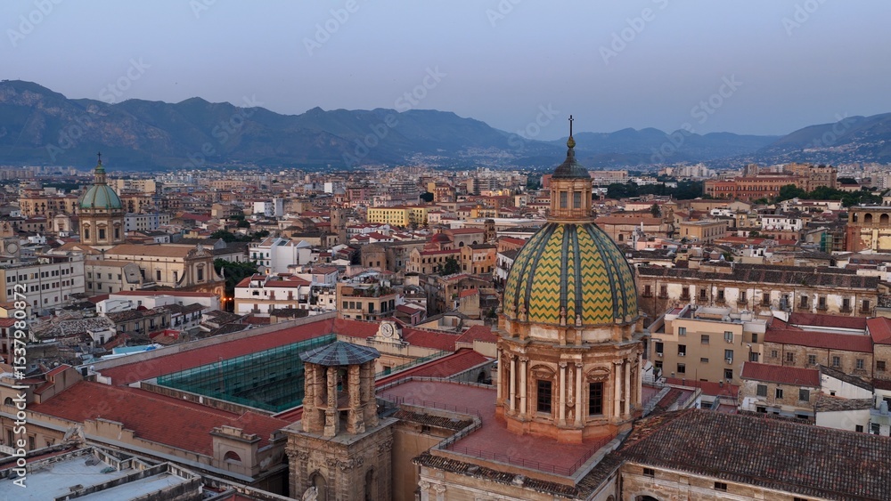 Obraz premium Il centro storico di Palermo visto dall'alto, Sicilia, Italia. Vista Aerea panoramica del centro della città di Palermo, cupole, campanili, chiese e monumenti storici.