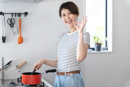 キッチンで料理をする女性