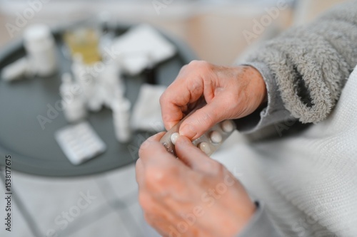 Canvas-taulu Close up of an elderly hand holding pills