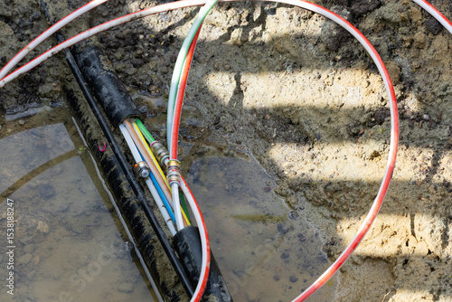 Glasfaserkabel (Lichtwellenleiter, LWL) in einer offenen Erdverlegung