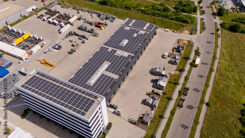 Naklejka premium A large building with solar panels on the roof. Aerial view.