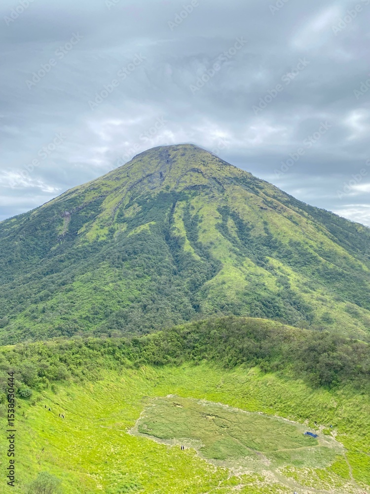 Obraz premium Nature’s Majesty from Crater to Summit