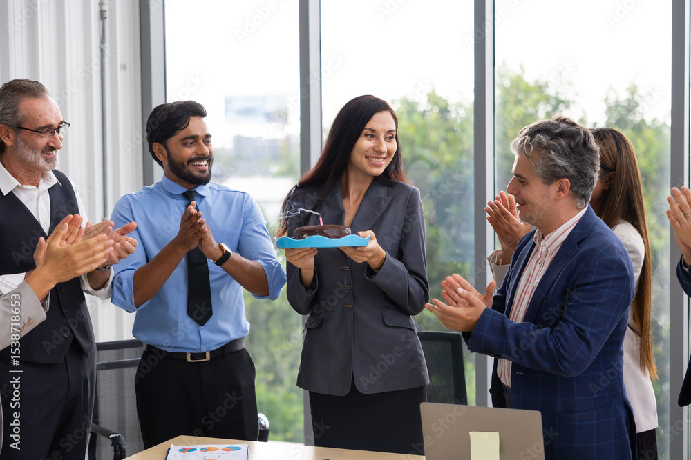 Obraz premium happy birthday party : Business Hispanic woman celebrating birthday and doing a party with colleagues. Multi-Ethnic Coworkers are Celebrating a Birthday Party in the Office.