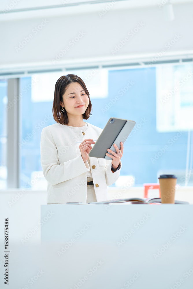 タブレットPCを操作する女性 タブレットPCを操作する女性