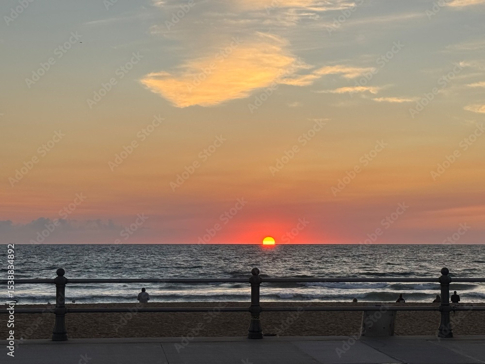 Obraz premium Boardwalk Silhouettes and Sunset at Virginia Beach