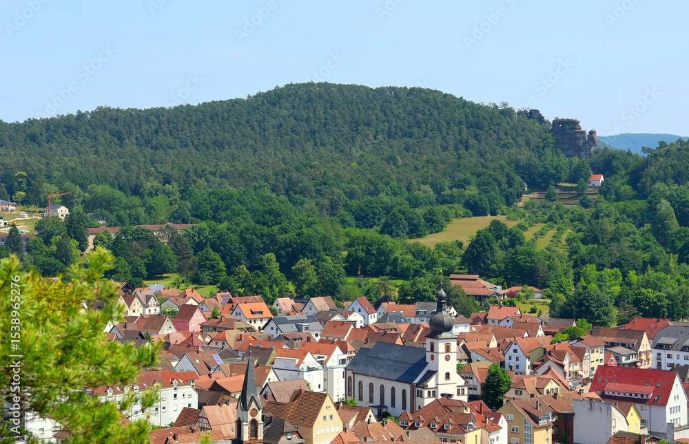 Fototapeta premium Kompakte Stadtansicht von Dahn mit Häusern und Dachlandschaft, gesehen vom Jungfernsprung im Pfälzerwald.