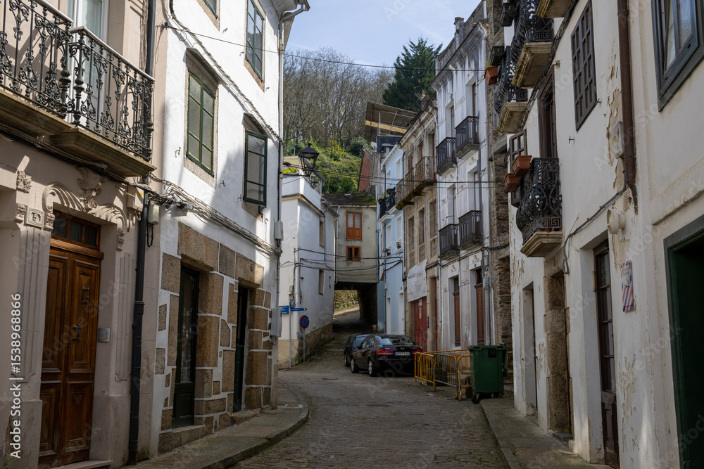 Obraz premium Mondoñedo cityscape in Galicia, Spain. Historic streets, traditional houses, and green surroundings capture the authentic charm of northern Spain’s Lugo region.