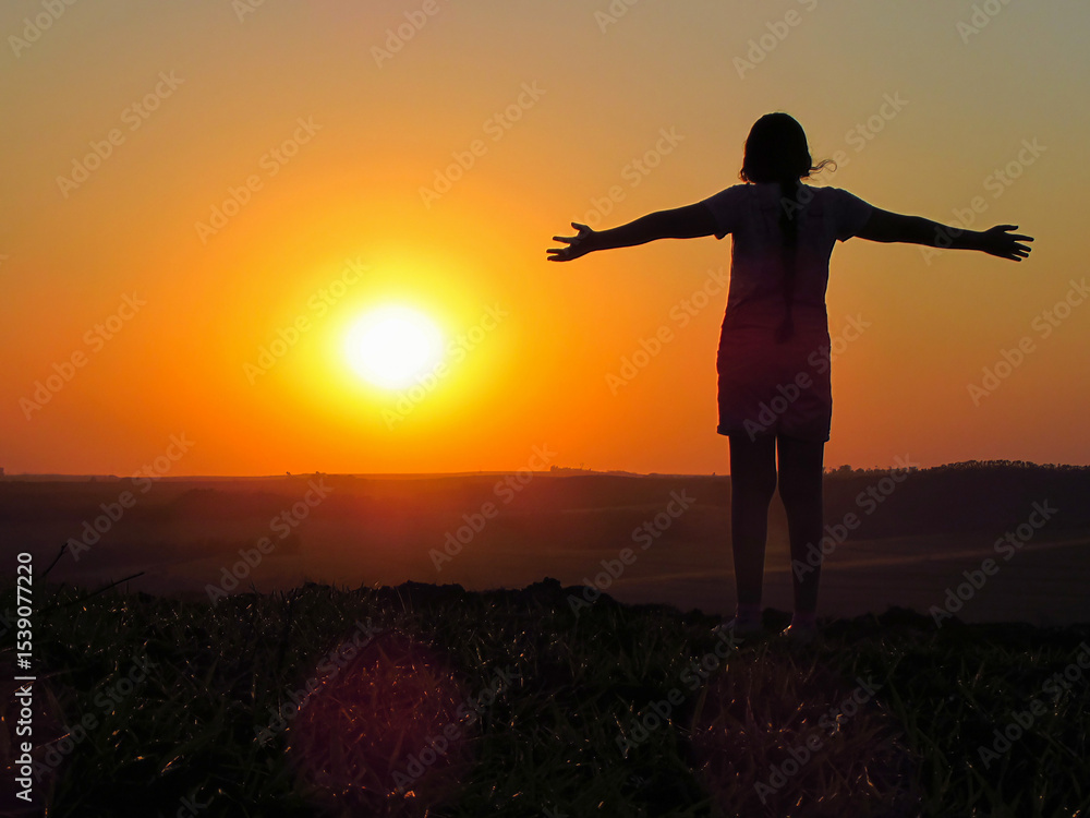 Fototapeta premium Silhueta de uma adolecente ao por do sol, retratada em 05 de setembro de 2021