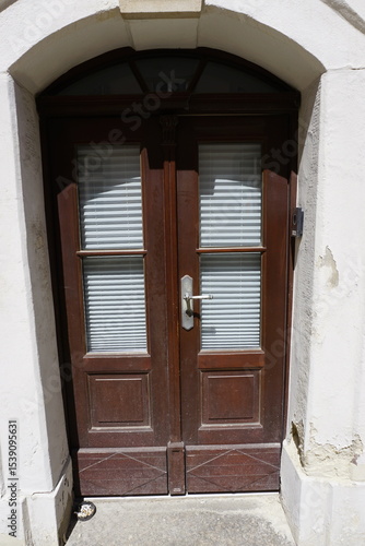 frontdoOrs