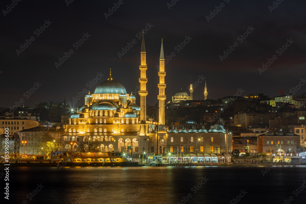 Fototapeta premium Yeni Mosque on Bosphorus at sunset. Beautiful view of Istanbul