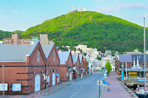 早朝の函館ベイエリアと函館山　北海道函館市