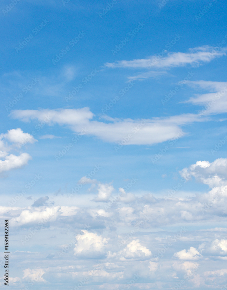 Obraz premium White clouds in blue sky