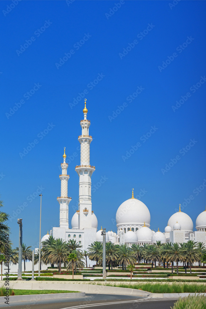 Fototapeta premium Sheikh Zayed Grand Mosque in Abu Dhabi. Stunning Islamic architecture, symbol of spirituality, culture and UAE elegance